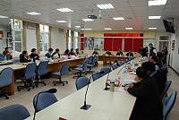 　首度由馬祖主辦的海漂垃圾研討會，由兩岸多位環境工程學者及福州市副環保局長趙炳榮率多位同仁共同參與討論，多項議題有討論但無共識，縣市層級的環保單位似乎無力處理，建議交由兩岸召開的海基、海協兩會會議納入討論。（圖／文：劉秋月）