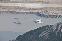 　配合白沙興建浮動碼頭，部份船隻已移泊到塘岐澳口。（圖／文：陳鵬雄） 