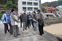 　縣府與北竿各界就橋仔海堤改善進行現勘。（圖／文：陳鵬雄）