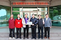 　台灣電力公司致贈連江縣南竿鄉公所101年度發電年度協助金新台幣一百萬元，由馬祖區營業處處長洪松華代表該公司，將支票轉交給鄉長朱秀平。（圖／文：劉秋月）  