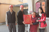 　寒冬送暖，馬港社區發展協會23日前進該社區各家戶，探訪65歲以上老人，在嚴冬之際給予最溫暖的關懷和照顧。（圖：馬港社區發展協會提供）