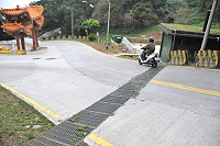 　山路陡峭　小心水溝。（圖與文：陳鵬雄）