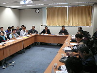 　新臺馬輪設計圖說發生延誤，下水日期由明年4月份延至7月份，縣長楊綏生昨親自主持履約督導會議，要求專案管理協助廠商解決，並依原訂時程於明年底能如期如質完成。（圖：縣政府提供）