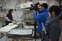 　中天新聞台「記錄台灣」節目將於12月30日晚間11時播出馬祖戰地政務解除前後變遷專題報導，並介紹戰地文化與馬祖美食，手工魚麵為其亮點。（圖：縣府企劃室提供）