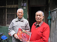 　縣府所編印的新年度日曆已分批送抵桃園旅台鄉親手中，旅台長輩們表達感激。（圖：桃園縣馬祖同鄉會提供）