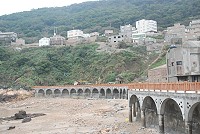 為了進一步穩固邊坡,保護上方住戶的生命與財產安全,縣府工務局準備爭取省府預算,施作「復興海堤後方危險邊坡整建工程」,圖正前方邊坡為工程的預定地。(圖/文:邱竟瑋)