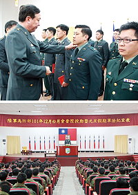 (上圖)任指揮官親自為晉任同仁掛階,期許應有「階級晉升,責任加重」的省思。(下圖)任指揮官呼籲全體官兵遵守一切軍紀安全要求,共同歡度元旦及春節假期。(圖/文:宋韋廷)