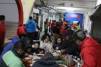 　東莒鄉親大坪村上街圍爐跨年，一起送舊迎新年。（圖／文：林冰芳）