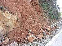 南竿中山門至八角亭路段小型坍方,縣府預計1月中旬運用中央核定的災害搶修工程款進行搶修。(圖:連江縣政府提供)