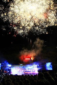 　兩馬同燃煙火，馬祖燃放點在南竿福澳碼頭，焰火四射於馬祖夜空中綻放，絢爛倒映於跨年會場及海面。（圖：曹祥官提供）