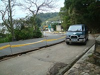 縣府昨前往津沙村道路工程會勘,了解施作品質與進度,而有關津沙公園至涼亭段外側路面預計農曆年前養護完畢。(圖:縣府工務局提供)