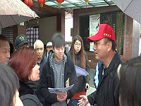 　桃園縣馬祖同鄉會召開第11屆第6次臨時理監事會議，理事長王國棟與多位理、監事勘察會館土地，釐清會館建設歷史背景及土地權利範圍。（圖：桃園縣馬祖同鄉會提供）