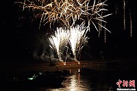 　黃岐迎跨年煙火。（圖：中新社攝）