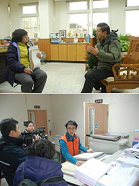 公共電視記者李瓊月、胡毋意等人昨天來馬關心博弈公投後半年的發展以及地區的土地問題,專訪縣長楊綏生,另外也前往地政事務所拍攝地籍圖冊,並訪問基層居民。(圖/文:邱竟瑋)