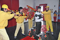 　橋仔村神明比人多，求神問卜成了村民日常生活的一部分。（圖／文：陳鵬雄）