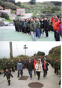 (上圖)現場參與人員肅穆地唱著國歌,看著國旗緩緩升起,象徵充滿新氣象的一年正式開始。(下圖)雖然當天受到寒流影響,氣溫偏低,但健行隊伍不畏寒風的完成健行活動。(圖/文:歐振陽)