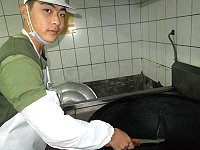 　郭璧嘉為連上弟兄每餐的伙食努力奮鬥著。（圖／文：錢東緯）