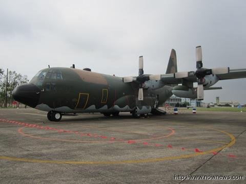 自2月6日至19日,國防部將每日派遣2架C-130運輸機在松山、與屏東基地待命輸運返鄉民眾與官兵。(圖:Nownews今日新聞)