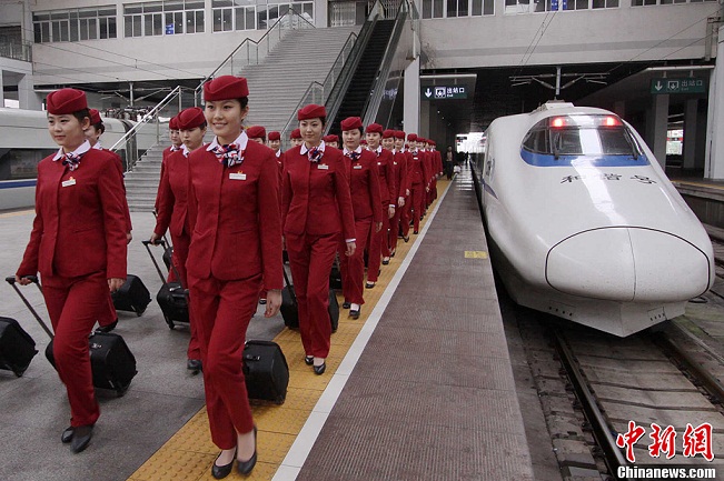 確保春節期間前來大陸探親、旅游的台胞來往便捷,南昌鐵路局福州段客運部門不斷更新完善服務措施,為台胞提供具有傳統民俗的親情服務。(圖:中新社)