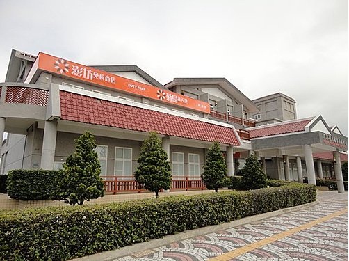 昇恆昌集團「澎坊免稅商店」1樓設置有餐飲區、珠寶區、藝品區,2樓販售多樣免稅商品。(圖:澎坊子公司)