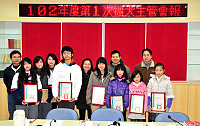 地區師生赴台參加101年度全國語文競賽決賽,共7位學生獲表現優異獎,縣府昨天由縣長楊綏生親自頒發獎狀,肯定師生們的優秀表現。(圖/文:曹重偉)