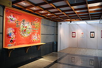 　迎接新年的到來，民俗文物館四樓即日起展出「富貴吉祥－中國傳統年版畫特展」，歡迎地區鄉親踴躍前往欣賞。（圖／文：劉秋月）