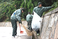 東引機步連的弟兄們不僅清掃道路周邊垃圾,亦清除雜草,使道路恢復整潔容貌。(圖/文:黃耀輝)