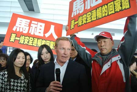 Hundreds of Matsu (馬祖) residents welcome William P. Weidner, who arrived at Taiwan Taoyuan International Airport, yesterday. Weidner is the CEO and chairman of Weidner Resorts Taiwan, who is poised to build a casino resort complex in Matsu...(CNA中央社)