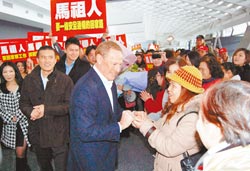 歡迎來馬祖 ▲準備在馬祖投資開發度假村及賭場的美商懷德開發度假村有限公司總裁威廉.懷德,14日上午來台,在桃園機場受到數百名馬祖鄉親歡迎。(高興宇攝)