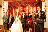 　南竿鄉公所的大喜事！民政課謝閔堯迎娶交往十年的新娘康蓓蓓，鄉長朱秀平昨天以娶媳婦的心情開心主持這場婚禮，公所同仁更全員到齊一起為這對新人祝福。（圖／文：劉秋月）
