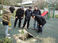 　教育局到北竿各校期末視導，並現勘塘岐國小疑似地基淘空案。（圖：塘岐國小提供） 