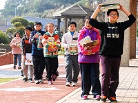 　幫「書」搬家。（圖與文：陳其敏）