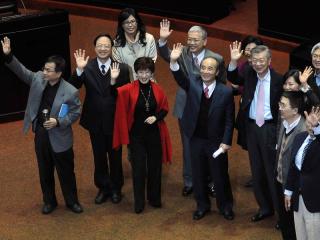 立法院15日晚間處理議事,院會結束後行政院長陳冲(前左5)、副院長江宜樺(前左2)、立法院長王金平(前左4)向媒體揮手致意。(中央社記者吳家昇攝 102年1月15日)