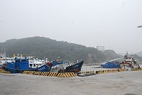 「南竿鄉福澳漁港碼頭加高及周邊改善工程」於去年12月順利發包,縣府昨舉行施工前說明會,並將著手減輕該處大潮淹水,人車通行不安全的問題。(圖/文:邱竟瑋)