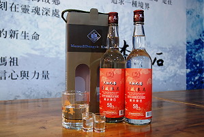 春節將屆,馬祖酒廠回饋每戶縣民配售酒58度馬祖元尊窖藏陳年高粱酒1箱(12瓶),自用送禮均相宜,配售期間從1月21日起至3月1日止。(圖/文:劉秋月)
