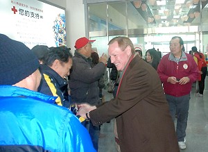 國際度假村暨賭場開發商威廉懷德(William P. Weid-ner)昨抵馬,受到十餘名鄉親歡迎。(圖/文:邱竟瑋)