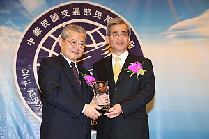 長榮航空與立榮航空昨日(18日)獲交通部民航局頒發101年度「金翔獎」,分別獲得「國際及兩岸航線組第1名」及「國內定期航線組第1名」之殊榮,由交通部部長毛治國親自頒獎。(圖:立榮航空提供)