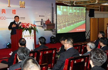海峽光纜1號兩岸竣工典禮18日在台北舉行,並與中國大陸兩岸視訊連線,圖為遠傳電信董事長徐旭東(後左),在現場視訊連線致詞。(中央社記者張新偉攝 )102年1月18日