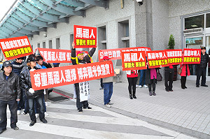 　為力促中央儘快完成博弈專法的立法，地區20多位民眾昨天得知總統馬英九要來馬視察，主動自發前往機場及民俗文物館聚集，並高舉寫著「尊重馬祖人選擇、博弈觀光快落實」、「馬祖人要觀光、要發展」、「馬祖年輕人要回家鄉工作」等看板。（圖／文：曹重偉）