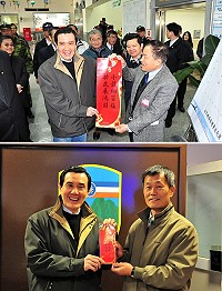 總統馬英九來馬,給地方單位特別的伴手禮,就是他親筆書寫的「小龍納百福,新歲展鴻圖」的新年春聯及同樣式紅包袋,還希望大家不要說今年是蛇年,要說是「小龍年」。(圖/文:曹重偉)
