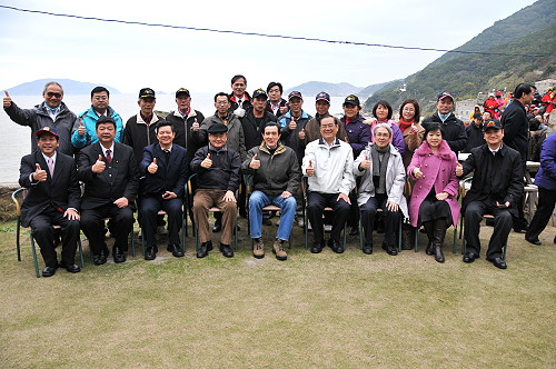 馬總統19日下午在縣長楊綏生等陪同下造訪北竿芹壁,並與隨行者合影留念,以大拇指說讚。(圖:馬祖日報記者陳鵬雄攝)