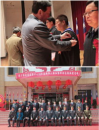 (上圖)任指揮官主持優秀後備晉任弟兄掛階授勳;(下圖)任指揮官和後備晉任人員及優良幹部與縣長於介壽堂前合影留念。(圖/文:趙崇光)