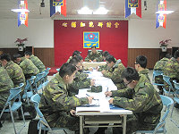 　賴主任提醒與會幹部，須從所屬弟兄平日言行反映，瞭解官兵的心聲和感受，發揮組織功能，使同儕間互信互助，發掘潛在危安症候。（圖／文：歐振陽）