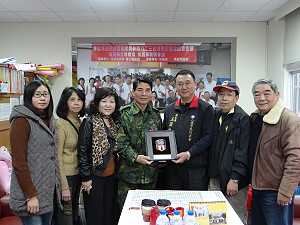 馬祖籍中將指揮官陳泉官訪問桃園縣馬祖會館,關心旅台鄉親在台生活,並於會館前與桃園縣馬祖同鄉會理事長王國棟等人合影留念。(圖:桃園縣馬祖同鄉會提供)