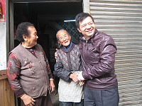 縣長楊綏生走訪莒光各村落發放65歲以上老人及弱勢族群春節慰問金。(圖:莒光鄉公所提供)