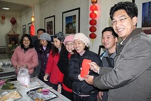 理事長曹爾章感謝婦女參與傳統美食甘薯相關產品製作手藝傳承及學習活動,贈送各組工作獎金。(圖:牛角社協提供)