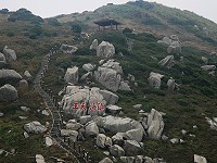 東引燈塔所在的世尾山,新建涼亭視野極佳,可以遠眺「一線天」與老鼠沙「石林」景觀。(圖/文:陳其敏)