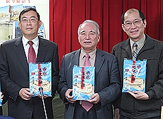 金門監獄收容人學習做馬祖魚麵有成,兼任福建更生保護會董事長的高分檢檢察長邢泰釗、金門監獄典獄長許金標今天在「金馬法鑑─鑠法薪傳.金馬奔騰」新書發表會中展示魚麵(中央社金門記者陳守國攝)