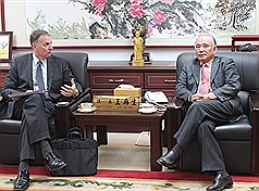 凱撒公司總裁泰格(Steve Tight)等人22日到金門縣議會拜會議長王再生,計劃到金門投資興建綜合渡假村。(中央社金門記者陳守國攝)