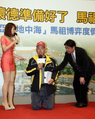 台灣懷德聯合開發有限公司23日在台北舉行記者會,連江縣北竿鄉(土反)里村長王長明(中),在記者會上跪求政府給馬祖一個改變的機會。(中央社)